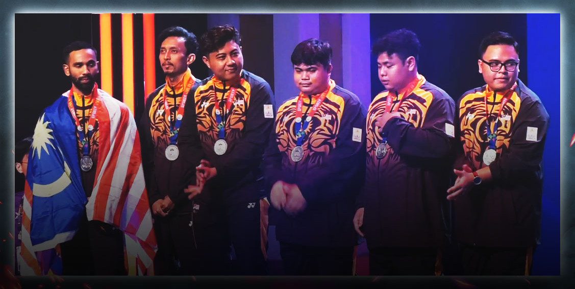 Malaysia’s Attack Online 2 squad on the podium with their silver medals at the 2023 Cambodia SEA Games